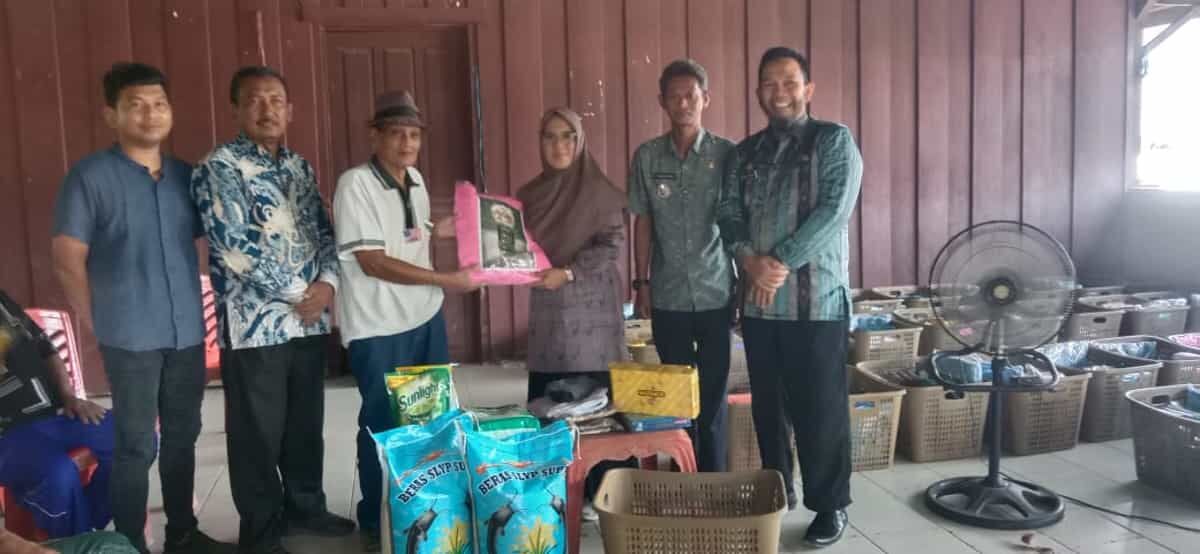 BANTUAN -- Dinsos P2KB dan P3A Kabupaten Wajo menyaluran bantuan jaminan hidup untuk 33 eks kusta warga Lingkungan Pondok Sosial (Liposos) Totinco Desa Wajoriaja Kecamatan Tanasitolo, Kamis (28/11).

