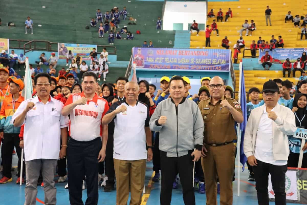 POPDA -- Pj Bupati Wajo Andi Bataralifu foto bersama usai menghadiri pembukaan Pekan Olahraga Pelajar Daerah (Popda) tahun 2024 tingkat Provinsi Sulsel di Gedung Olahraga (GOR) Sudiang Makassar, Senin (4/11). 