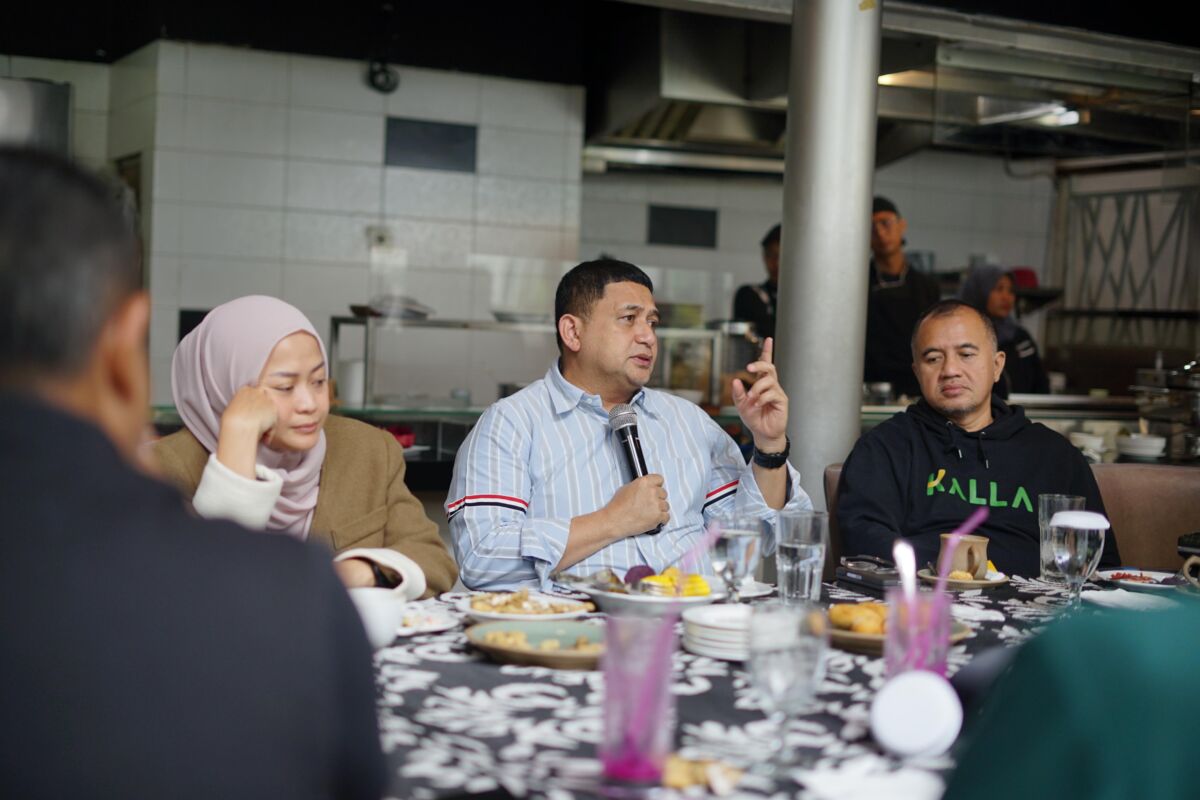 IST
LAKUKAN SILATURAHMI--Calon wali kota Makassar terpilih Munafri Arifuddin melakukan silaturahmi bersama jajaran Direksi dan Karyawan Kalla Group Selasa (10/12)