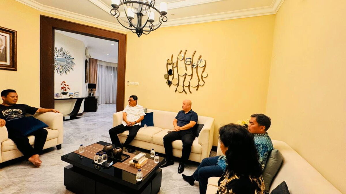 IST
MELAPORKAN HASIL--Bupati Tana Toraja terpilih dr Zadrak dan bupati Toraja Utara terpilih Dedy Palimbong menemui Wakil Ketua Komisi V DPR RI guna melaporkan hasil Pilbup