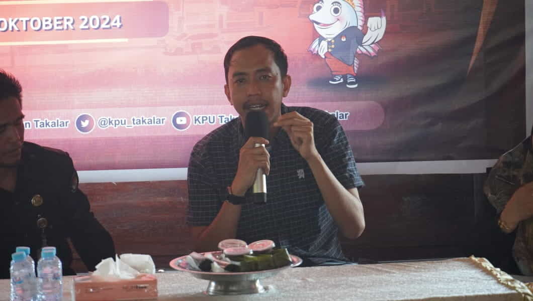 
IST
BERI KETERANGAN--Kordiv Hukum KPU Takalar, Muhammad Ridwan Tate ketika memberikan keterangan, Selasa (10/12)
