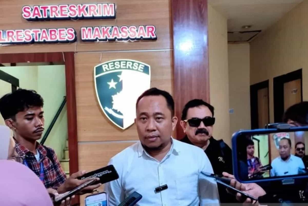 IST
BERI KETERANGAN--Jubir Paslon DIA Asri Tadda ketika memberikan keterangan di Mapolrestabes Makassar baru-baru ini  
