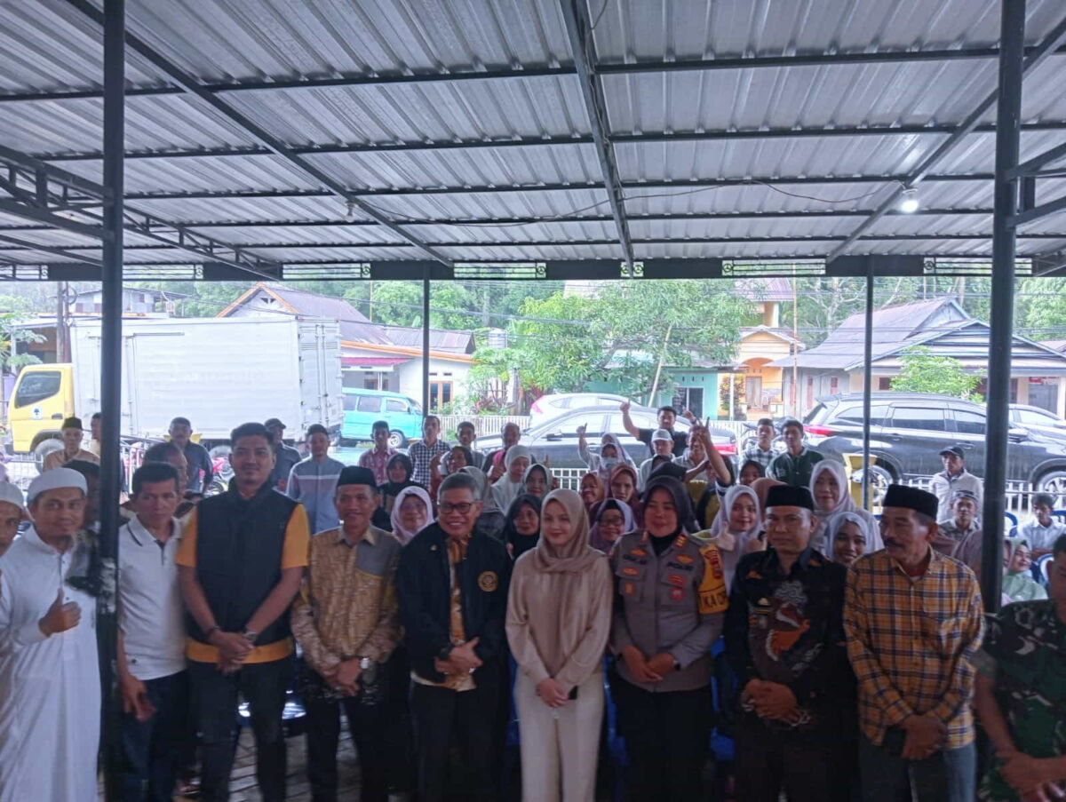 IST
TEMUI KONSTITUENNYA--Anggota Komisi II DPR RI Dr H Taufan Pawe menemui konstituennya dalam kegiatan reses di Kabupaten Maros, Minggu (15/12)
