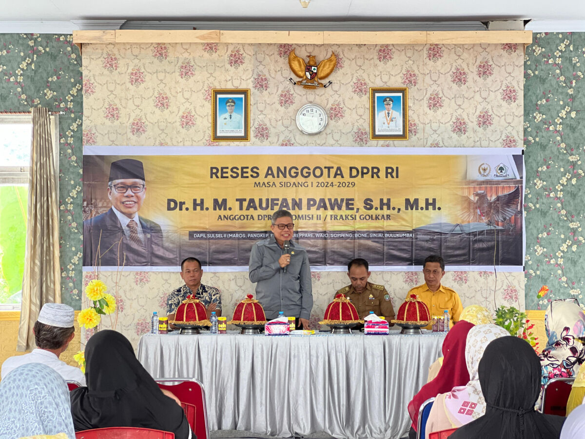 IST
SERAP ASPIRASI--Anggota Fraksi Golkar DPR RI Dr HM Taufan Pawe menyerap aspireasi melalui kegiatan reses di Kecamatan Balocci Kabupaten Pangkep
