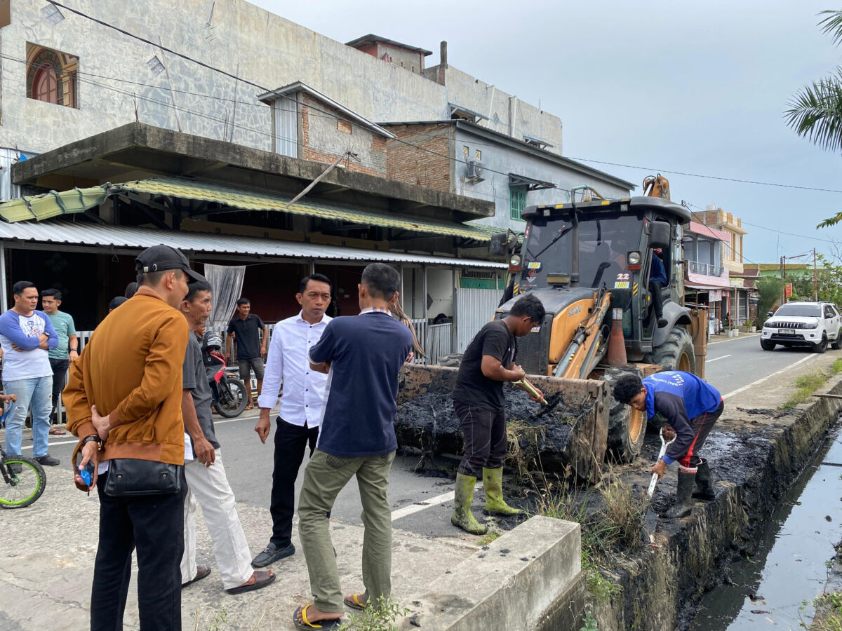 IST
BERSIHKAN SAMPAH--Bupati Sidrap terpilih Syaharuddin Alrif memantau aktivitas warga dan alat berat yang digunakan membersihkan sampah di sekitar Pasar Sentral 
