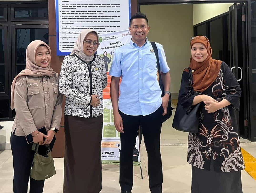 
BKM/IST
SIDANG PUTUSAN-- Yusnaeni (paling kanan) bersama Kasi Pidum Kejari Gowa Nurdaliah (kedua dari kiri) usai menghadiri sidang putusan terdakwa perusak APK paslon. 
