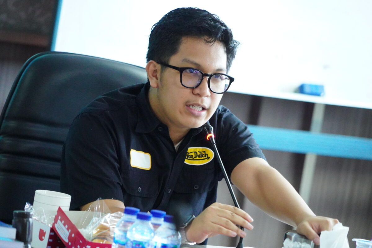 IST
MEMIMPN RAKER--Wakil Ketua Komisi C DPRD Sulsel Salman Alfariz Karsa Sukardi memimpin Raker bersama perwakilan PT Semen Tonasa, Rabu (18/12)
