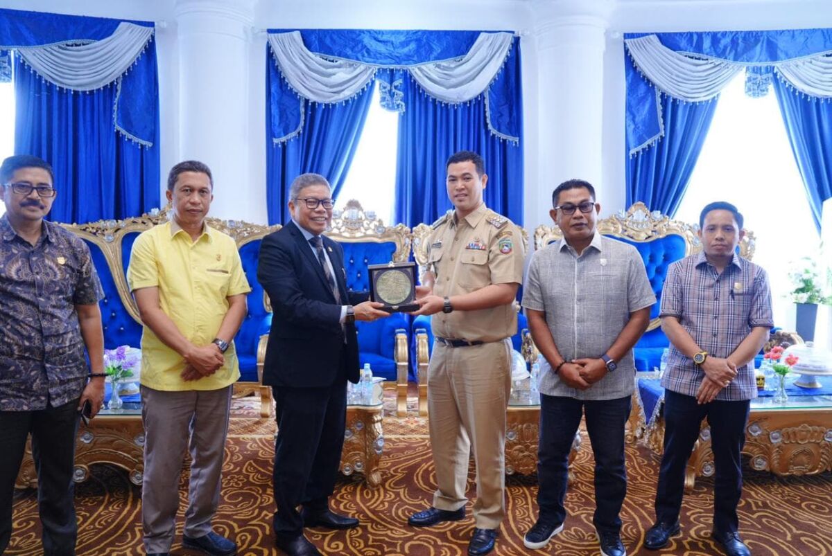 IST
BERTEMU BUPATI--Anggota Komisi II DPR RI, Dr H Taufan Pawe mengelar pertemuan dengan Bupati  Pangkep, Muhammad Yusran Lalogau bersama para pimpinan SKPD se Kabupaten Pangkep, yang digelar di Rumah Jabatan Bupati Pangkep, Selasa (17/12).