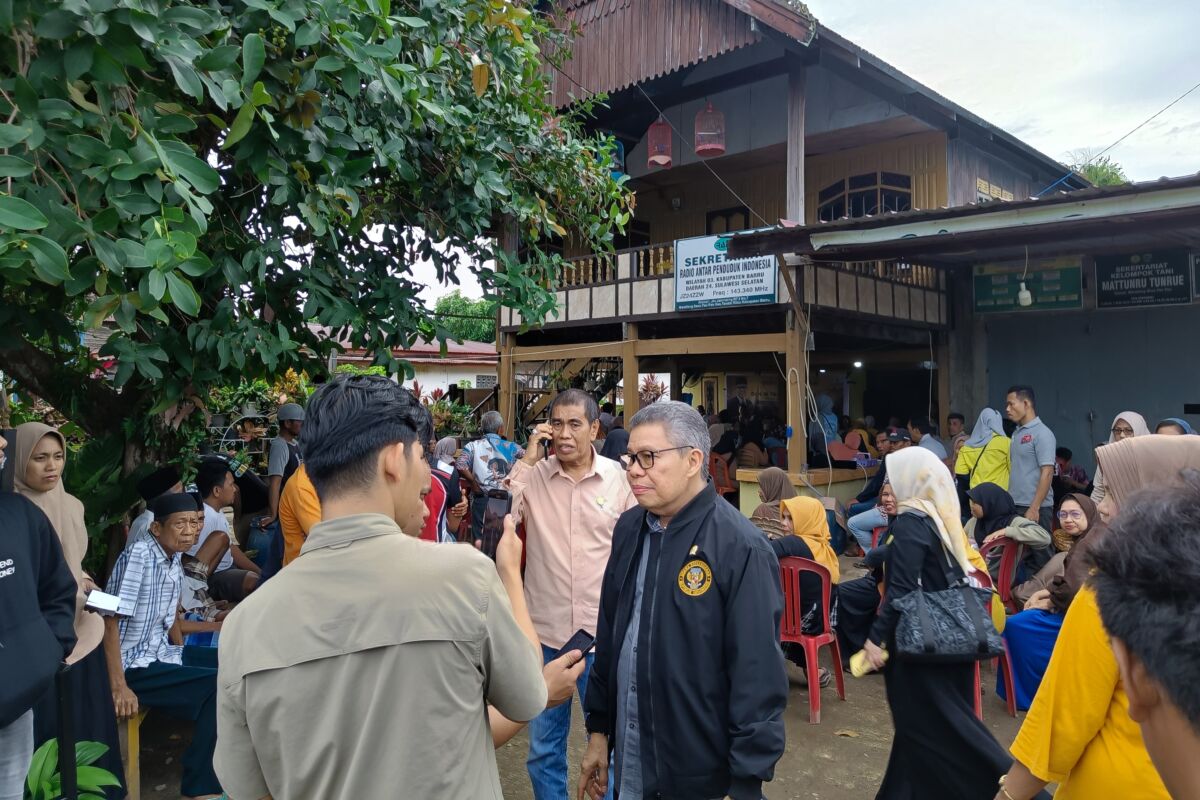 IST
SERAP ASPIRASI--Anggota Komisi II DPR RI Dr Taufan Pawe serap aspirasi ketika melaksanakan reses di Kecamatan Tanete Rilau, Kabupaten Barru, Selasa (17/12).
