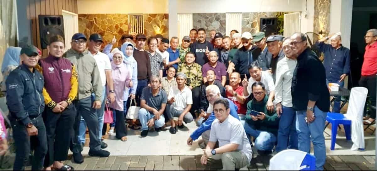 IST
SAMPAIKAN TERIMAKASIH--Calon wali kota Makassar Munafri Arifuddin menyampaikan apresiasi dan terimakasih atas partisipasi Alumni SMA Negeri 1 Makassar Angkatan 82 yang terhimpun dalam wadah 'Smart Community For Mulia' di kediaman Pembina 'Smart Community For Mulia', Azhary Sirajuddin di Jl. Kutacane, Perumahan Bukit Baruga, Makassar, Sabtu (30/11) malam 
