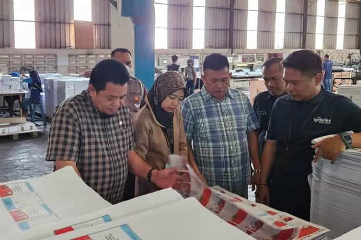 IST
PERIKSA KERTAS SUARA--Ketua KPU Ketua Pinrang Muh Ali Jodding didampingi Ketua Bawaslu A.Fitriani Bakri ketika memeriksa kertas suara  beberapa waktu lalu

