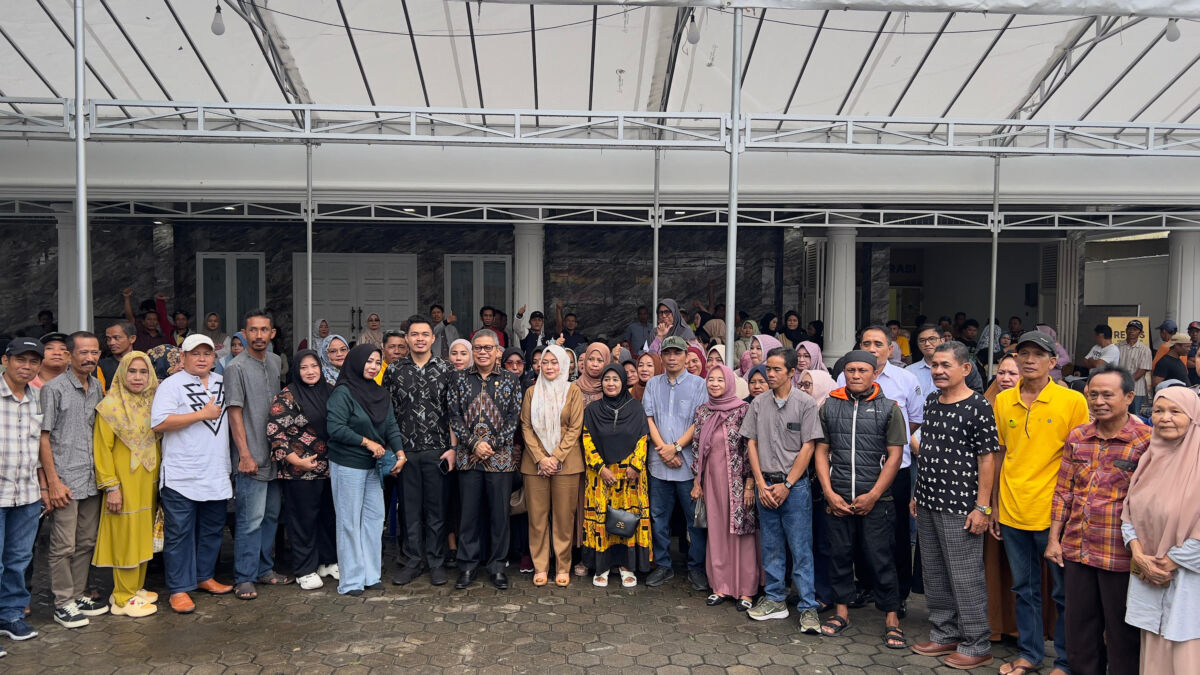 IST
RESMIKAN RUMAH ASPIRASI--Legislator Partai Golkar selaku Anggota Komisi II DPR RI melaksanakan reses dan temu konstituen yang dirangkaikan dengan peresmian rumah aspirasi di Jalan Bau Massepe Parepare, Rabu (18/12). 
