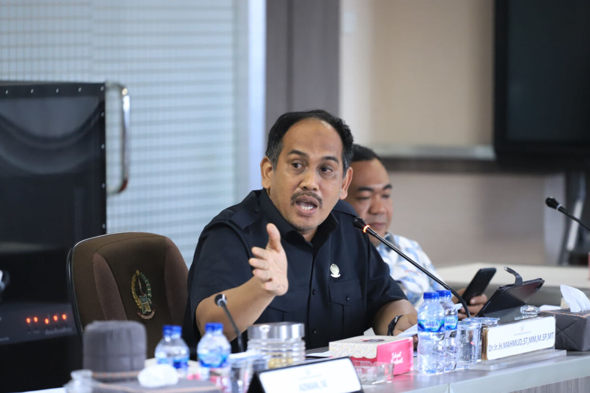 IST
FOKUS MEMBAHAS--Legislator Nasdem Doktor Mahmud fokus membahas soal stadion Barombong dalam rapat kerja komisi   
