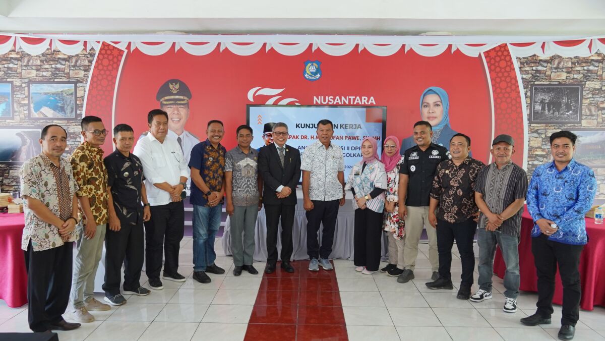 IST
MONITORING BERSAMA--Anggota Komisi II DPR RI Taufan Pawe melakukan monitoring bersama Bupati Bulukumba Andi Muchtar Ali Yusuf, Kamis (19/12)
