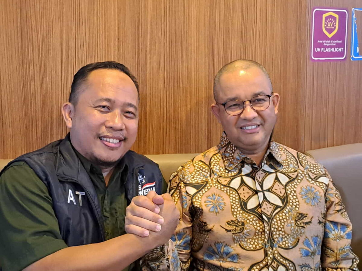 IST
SALAM KOMANDO--Ketua DPW Gerakan Rakyat Sulsel Asri Tadda ketika salam komando bersama mantan Calon Presiden Anies Rasyid Baswedan 
