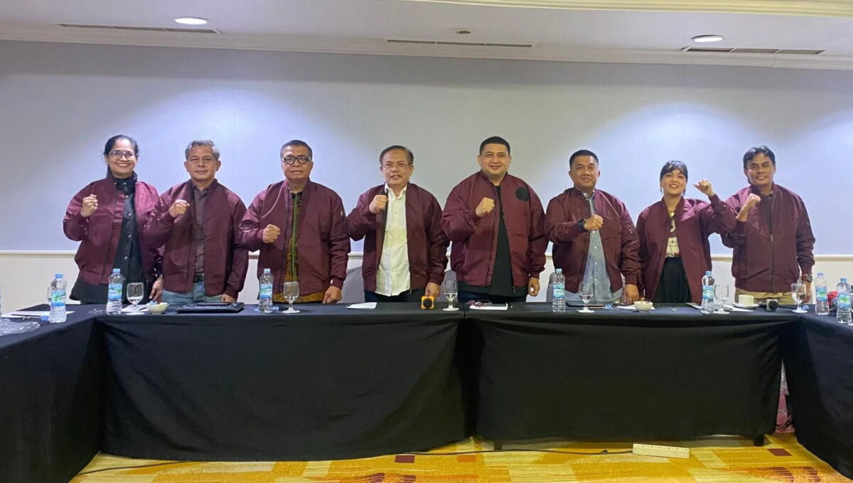 IST
BERSAMA TIM--Calon wali kota Makassar terpilih, Munafri Arifuddin bersama tim transisi di Hotel Arya Duta Makassar, Jumat (20/12). Tim Transisi untuk membantu memperkuat perencanaan dan implementasi kebijakan strategis
