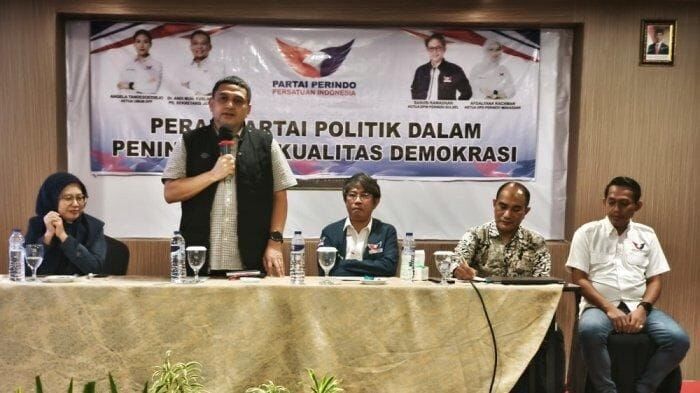 IST
PENDIDIKAN POLITIK--Calon wali kota Makassar terpilih Munafri Arifuddin menghadiri acara pendidikan politik Partai Perindo di Whiz Prime Hotel, Jalan Sultan Hasanuddin, Sabtu (21/12).
