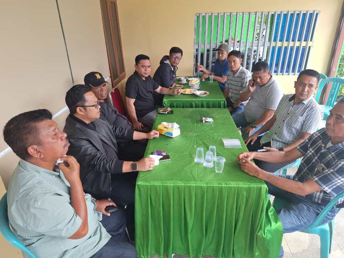 IST
HADIRI SYUKURAN--Calon wakil bupati Gowa terpilih Darmawangsyah Muin menghadiri syukuran dikediaman H Muh Dahlan Daeng Tawang di Perumahan Cahaya Pallangga Timur Kelurahan Parambanoa Kecamatan Pallangga, Minggu (22/12), sementara calon bupati Gowa terpilih Husniah Talenrang juga menghadiri syukuran di kediaman Mahmuddin Daeng Buang di Desa Pattallikang Kecamatan Manuju (kanan)
