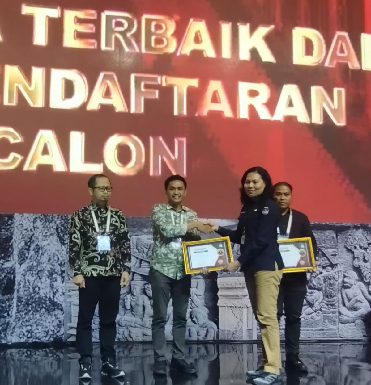 
IST
KPU Kabupaten Pinrang menerima penghargaan Anugerah Award yang diserahkan Ketua KPU RI, Mochammad Arifuddin di Nusa Dua, Bali
