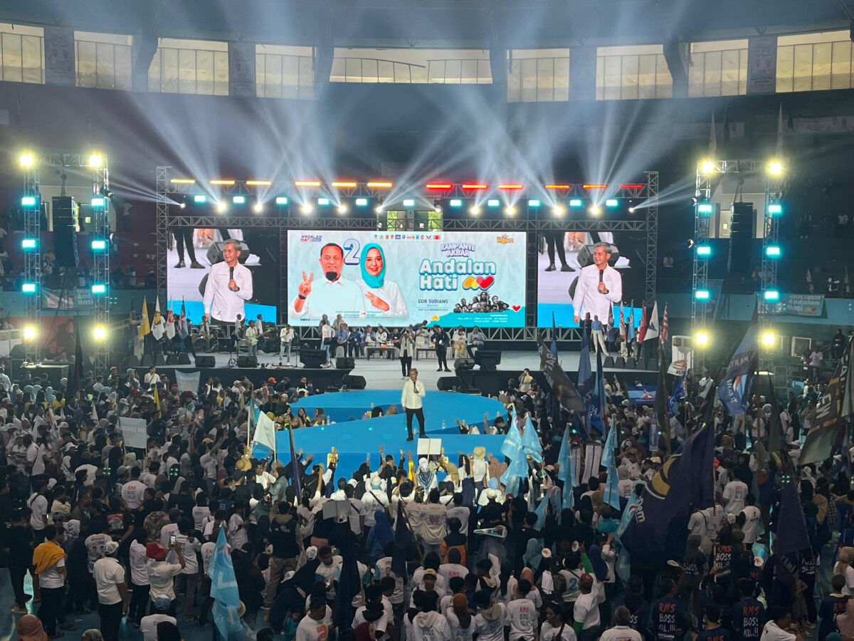 IST
DALAM SEBUAH KEGIATAN--Pasangan calon gubernur dan wakil gubernur Sulsel terpilih Andi Sudirman Sulaiman Fatmawati Rusdi dalam sebuah kegiatan beberapa waktu lalu
