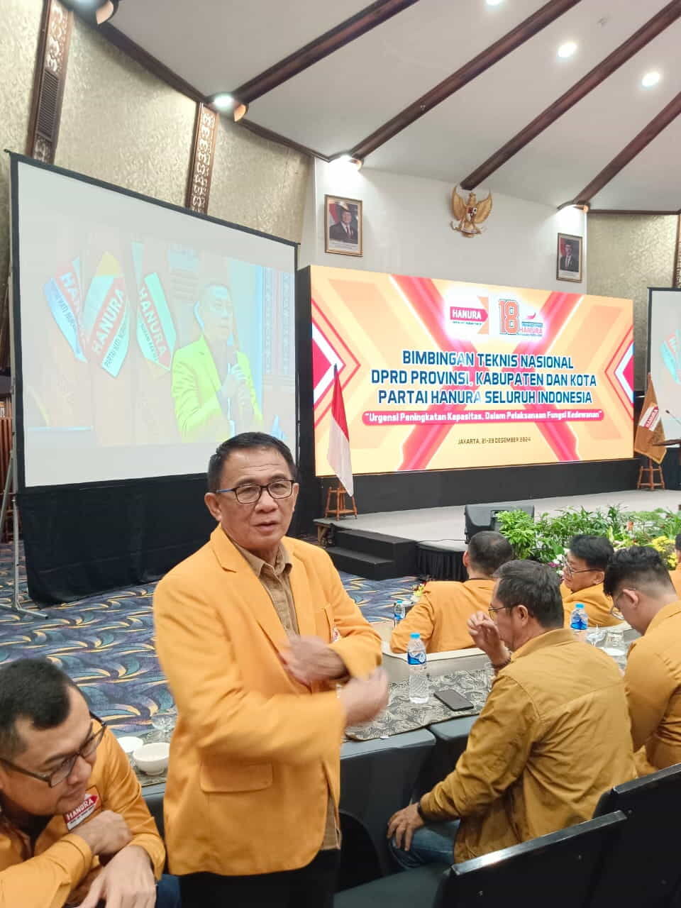 IST
BIMTEKNAS--Ketua DPD Partai Hanura Sulsel Amsal Sampetondok didampingi para ketua DPC Hanura mengikuti bimbingan tehnik nasional 
