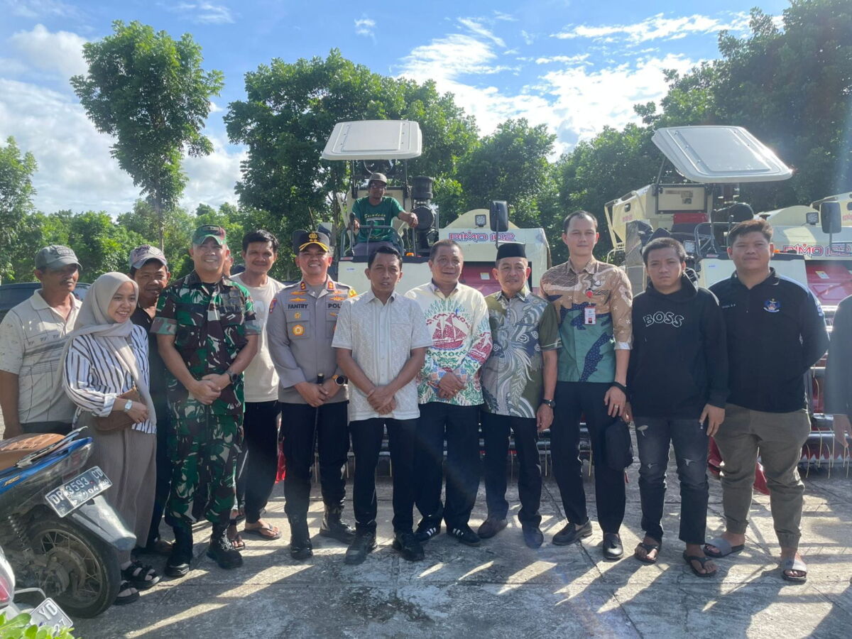 IST
MOBIL PEMOTONG PADI--Sekretaris DPW Nasdem Sulsel selaku calon bupati Sidrap terpilih Syaharuddin Alrif menyerahkan mobil pemotong padi otmatis buat para petani 

