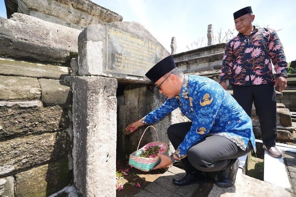 IST
ZIARAH-Pj Gubernur Sulsel Zudan Arif Fakrulloh, Senin (2/12) memimpin ziarah ke makam pahlawan nasional di Gowa sebagai rangkaian peringatan HUIT ke-53 Korpri.

