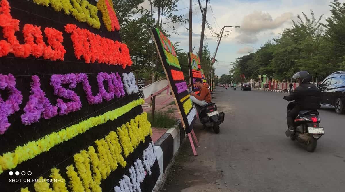 BKM/SAR
UCAPAN SELAMAT--Sejumlah papan karangan bunga ucapan selamat kemenangan Paslon Hati Damai sudah dijejer di sepanjang Jl Mesjid Raya, Sungguminasa. 
