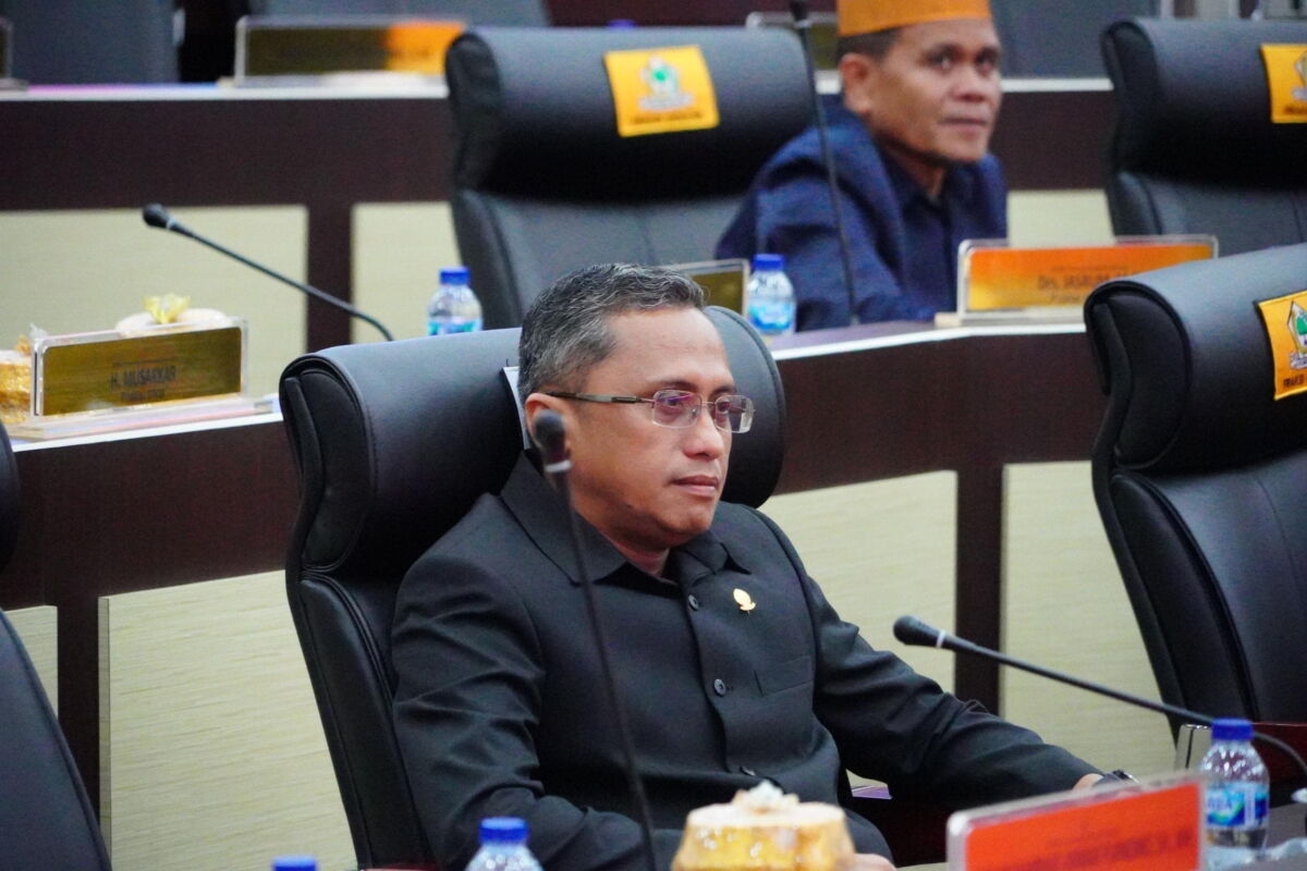 IST
HADIRI RAPAT--Legislator PKB DPRD Sulsel Zulfikar Limolang ketika menghadiri rapat paripurna   
