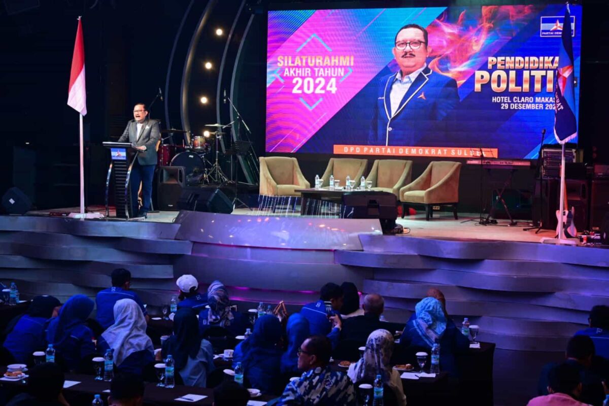 IST
BUKA PENDIDIKAN POLITIK--Ketua DPD Partai Demokrat Sulsel Ni'matullah Erbe membuka kegiatan pendidikan politik di Hotel Claro Makassar Minggu (29/12) 
