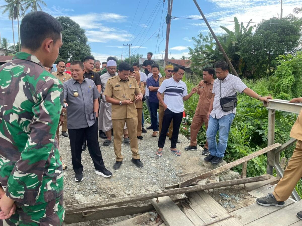 
IST
TINJAU JEMBATAN ROBOH--Calon bupati Sidrap terpilih, H. Syaharuddin Alrif kembali meninjau jembatan penghubung antardesa yang roboh di Desa Bulucenrana, Kecamatan Pitu Riawa, Kabupaten Sidrap, Senin (30/12)
