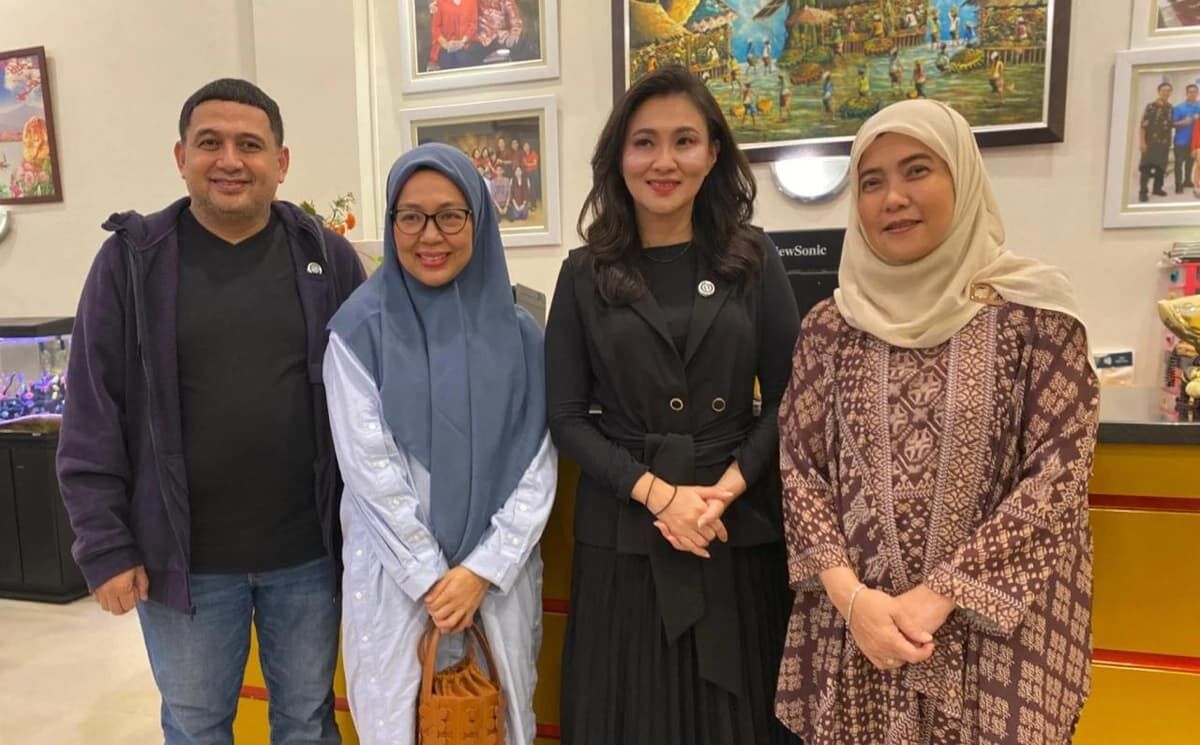 IST
MENYAMBUT KEDATANGAN--Pasangan calon wali kota dan wakil wali kota makassar terpilih Munafri Arifuddin-Aliyah Mustika Ilham serta Melinda Aksa menyambut hangat kedatangan calon gubernur Maluku Utara terpilih Sherly Tjoanda di rumah makan New Aroma Balakkang, Jl. Chairil Anwar, Rabu, (4/12) malam
