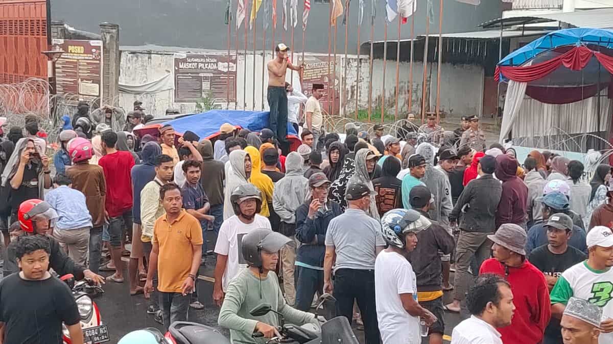 
IST
AKSI DEMO--Massa melakukan aksi demo di depan kantor KPU Jeneponto yang menuntut agar dilakukan PSU dibeberapa TPS
