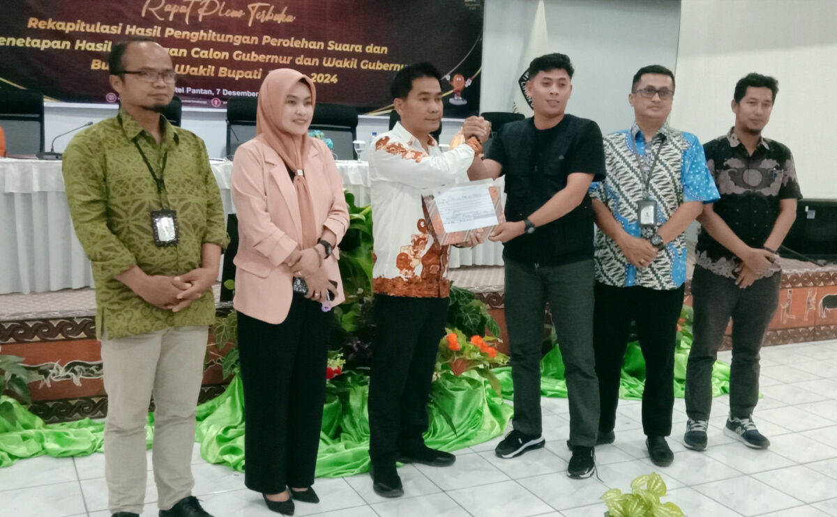 IST
TETAPKAN PEMENANG--KPU Tana Toraja menetapkan Paslon Zadrak-Erianto sebagai pemenang Pilbup di Kabupaten Tana Toraja

