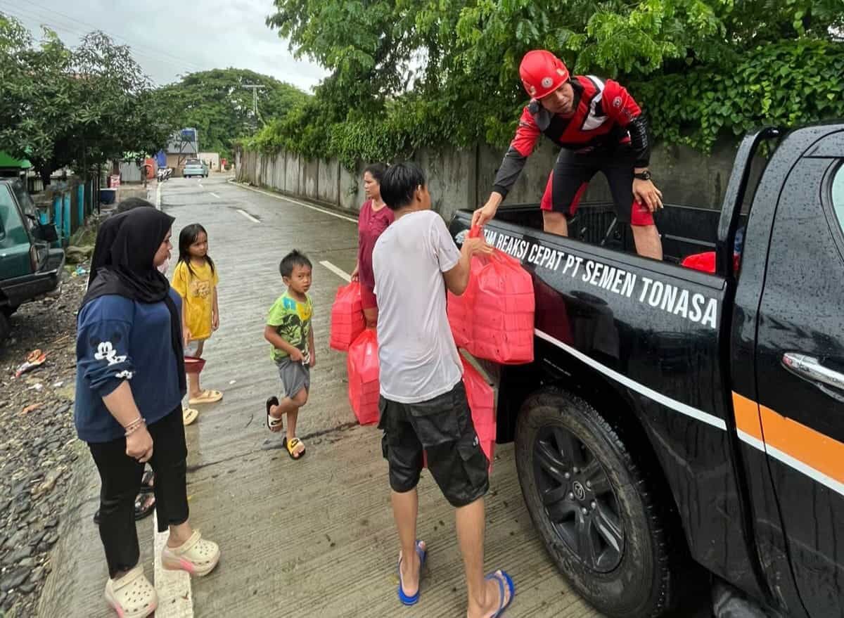 BANTUAN -- Penyerahan bantuan makanan kepada masyarakat korban terdampak banjir yang diserahkan Tim TRC PT Semen Tonasa.
