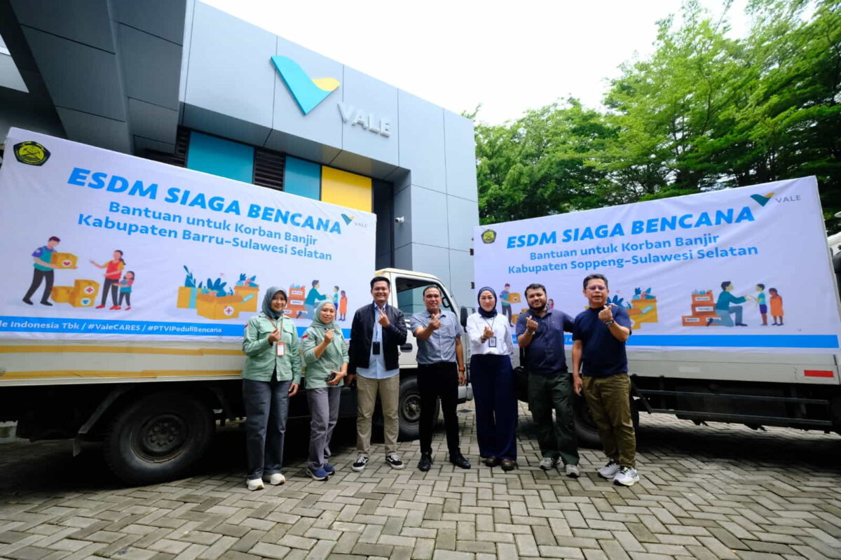 BANTUAN -- Head of External Relation PT Vale Indonesia, Endra Kusuma (tengah) didampingi stafnya menyalurkan bantuan kepada korban banjir di Barru dan Soppeng.
