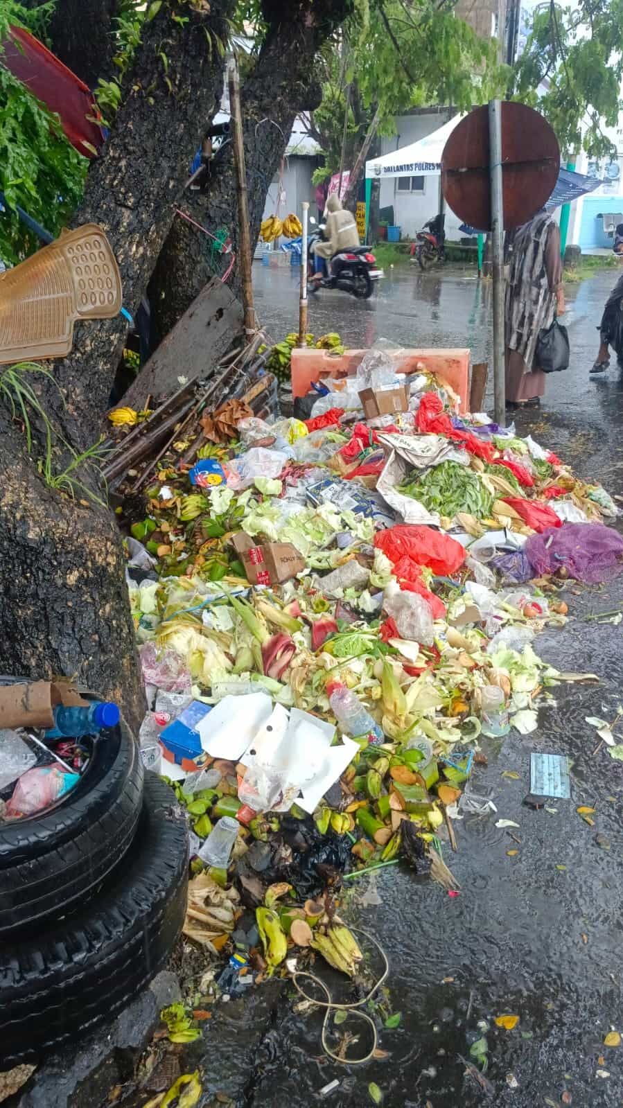 Warga Maros Keluhkan Sampah Berserakan di Pinggir Jalan
