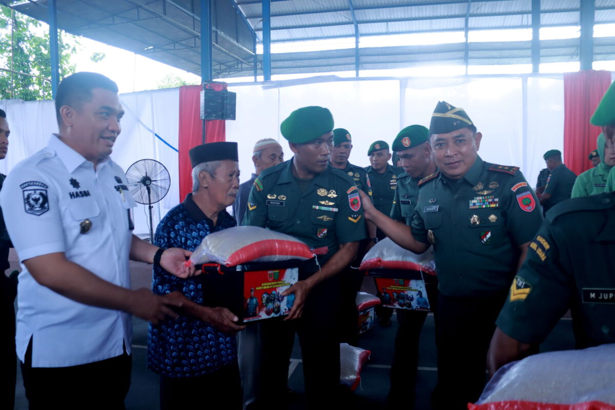 CINDERAMATA -- Pemberian cinderamata kepada Pangdam XIV/HSN oleh Forkompinda Kabupaten Takalar.
