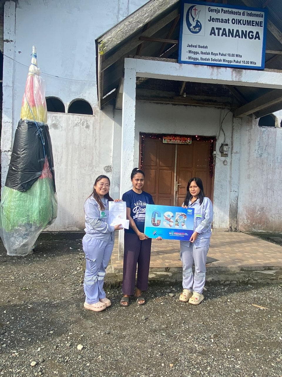 DONASI HUABAO -- Pemberian donasi dari Huabao untuk mendukung kegiatan spiritual keagamaan di lingkup kawasan dan lingkar industri perusahaan.
