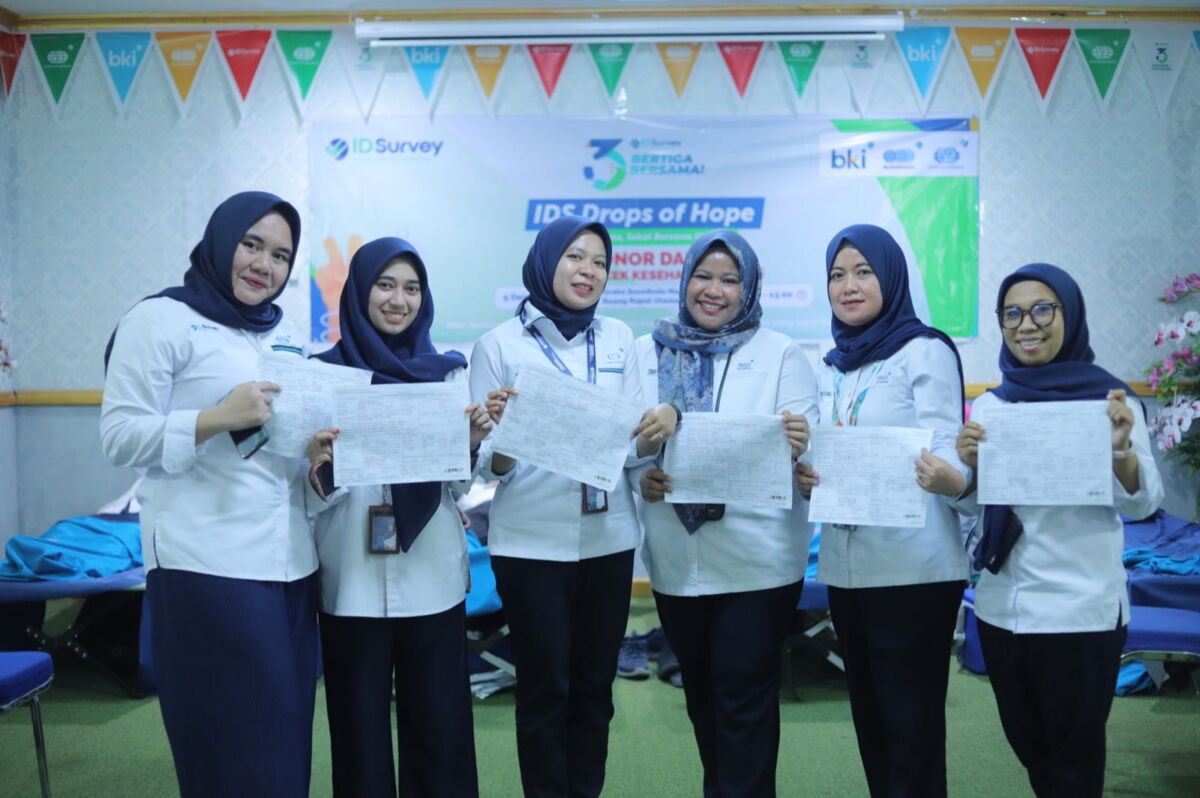 DONOR DARAH -- Tim IDSurvey Cabang Makassar foto bersama usai melakukan kegiatan donor darah.
