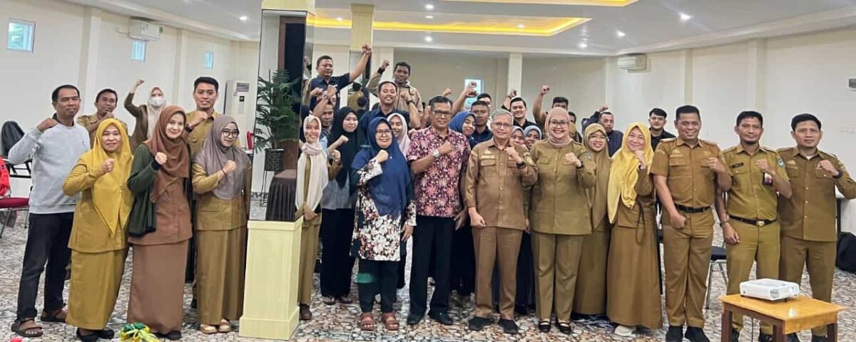 IST
FGD -- Kadis KominfoSP Gowa Arifuddin Saeni (tujuh dari kanan) bersama Kabid KIP, Dhyni WD dan para peserta FGD SP4N LAPOR! melakukan foto bersama. 
