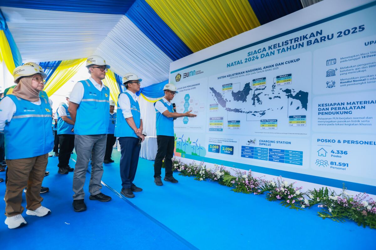 KELISTRIKAN -- Direktur Utama PLN, Darmawan Prasodjo (kanan) didampingi Direktur Transmisi dan Perencanaan Sistem PLN, Evy Haryadi (kedua dari kiri) dan Direktur Retail dan Niaga PLN, Edi Srimulyanti (kiri) memaparkan kondisi kelistrikan pada masa Natal 2024 dan Tahun Baru 2025 kepada Wakil Menteri BUMN sekaligus Komisaris PLN, Aminuddin Ma'ruf (kedua dari kanan).
