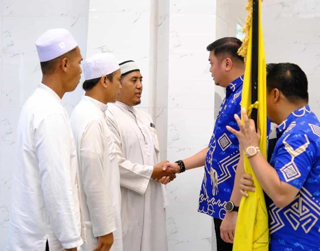 IST
LEPAS -- Bupati Gowa, Adnan Purichta Ichsan melepas para Imam yang akan mengikuti pendidikan Hafidz di Quantum Akhyar Institute. 
