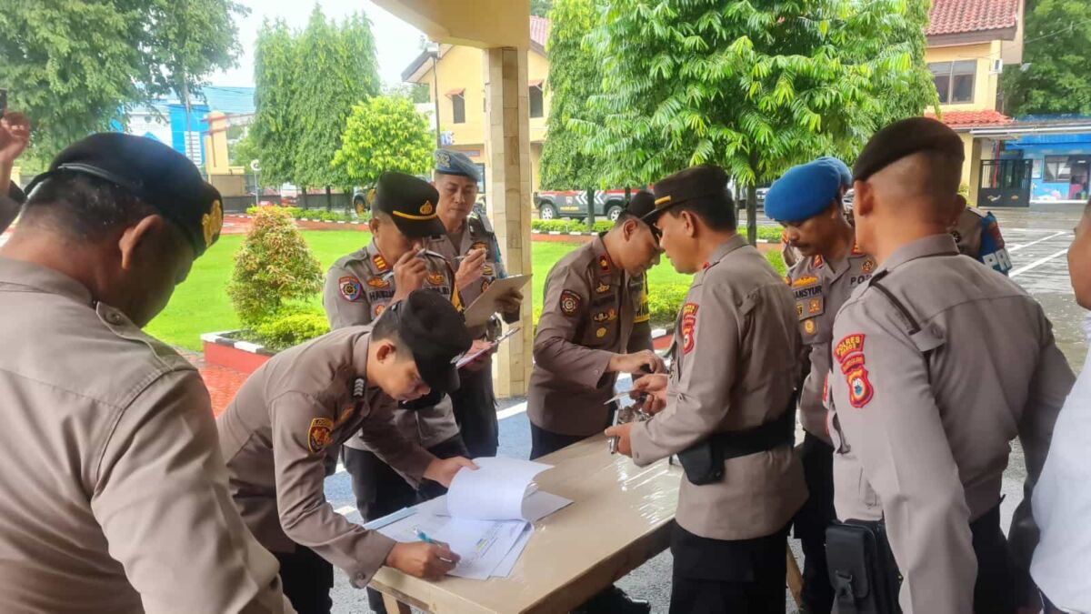 PEMERIKSAAN -- Para personel Polres Maros ketika melakukan pemeriksaan senjata api yang dimilikinya untuk memastikan anggota 
