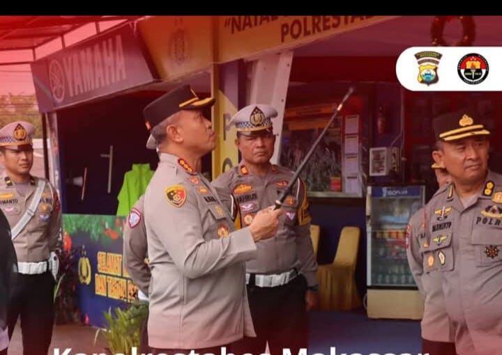PENGECEKAN -- Kapolrestabes Makassar, Kombes Pol Mokhamad Ngajib bersama personel melakukan pengecekan di salah satu Pos Operasi Lilin pengamanan Natal dan Tahun Baru (Nataru) di sejumlah pos di jajaran Polsek se-Polrestabes Makassar. 
