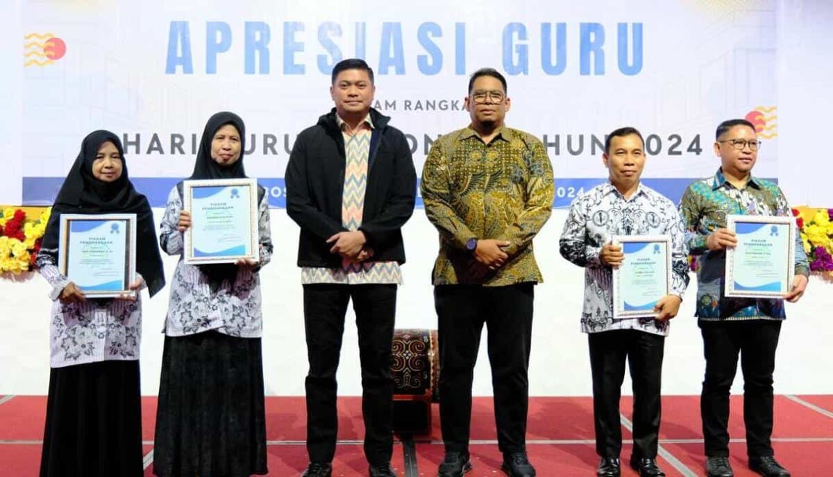 IST
PENGHARGAAN -- Sejumlah guru mendapatkan penghargaan dalam Apresiasi Guru pada momen Hari Guru Nasional 2024 tingkat Kabupaten Gowa. 
