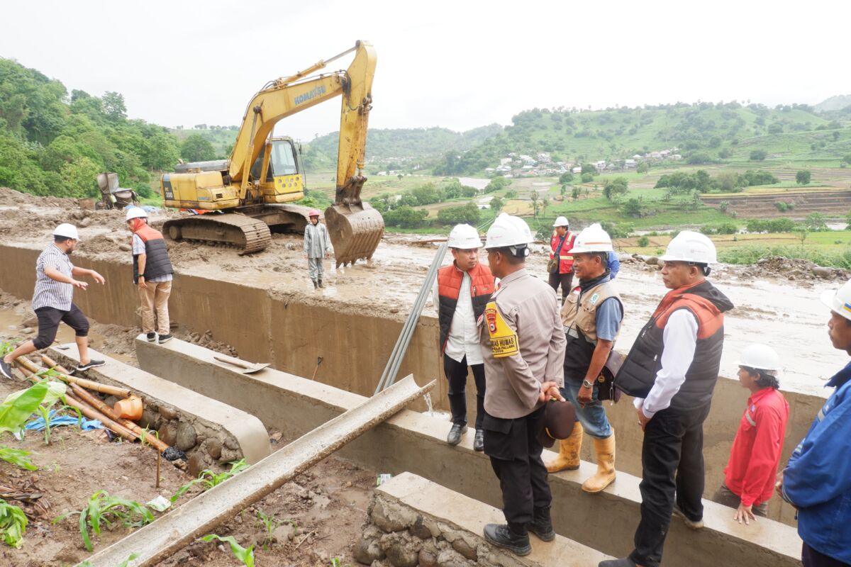 PENINJAUAN -- Suasana peninjauan oleh Pj Bupati Jeneponto, Reza Faisal bersama rombongan ke lokasi Irigasi Kareloe yang amblas akibat bencana banjir. 

