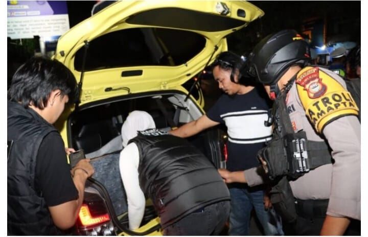 RAZIA, Personel Sat Narkoba dan Sat Samapta Polres Pelabuhan Makassar melakukan razia cipkon dan menggeledah sebuah mobil di lokasi razia Jalan Nusanratara. 
