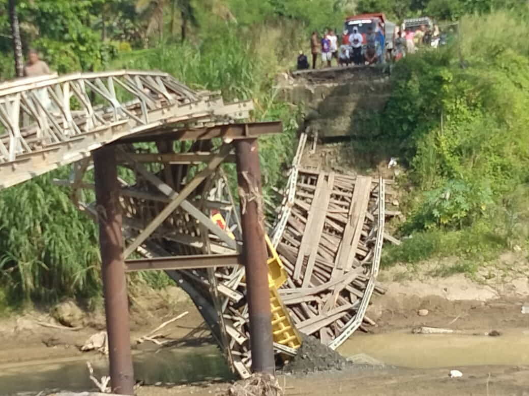AMBRUK -- Sebuah insiden menggemparkan terjadi di Desa Bulu Cendrana, Kecamatan Pitu Riawa, Kabupaten Sidrap, Senin (16/12) pagi. Jembatan penghubung antardesa ambruk dan mengakibatkan satu truk bermuatan pasir jatuh ke sungai.