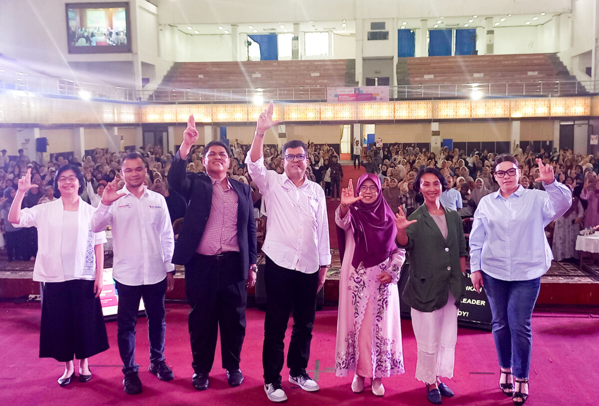 SISTERNET -- Group Head Corporate Communications XL Axiata, Reza Zahid Mirza (tengah) saat meluncurkan Sisternet, program pemberdayaan perempuan PT XL Axiata Tbk.
